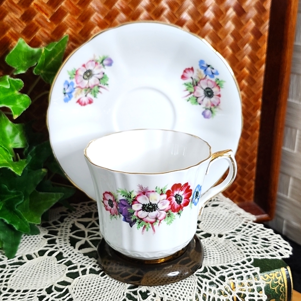 👉*VINTAGE* WINDSOR BONE CHINA TEACUP & SAUCER SET  ~PINK & BLUE ANEMONE FLOWERS